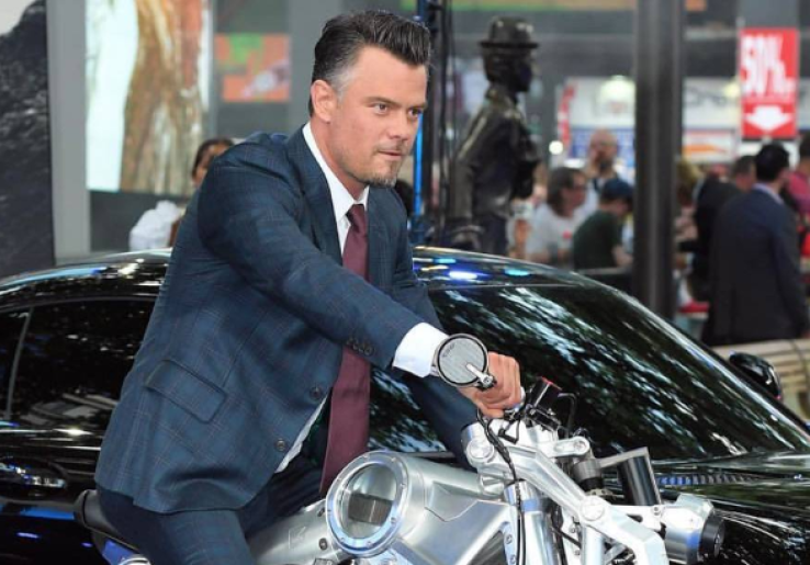 Josh Duhamel Raih Gelar Doktor Kehormatan