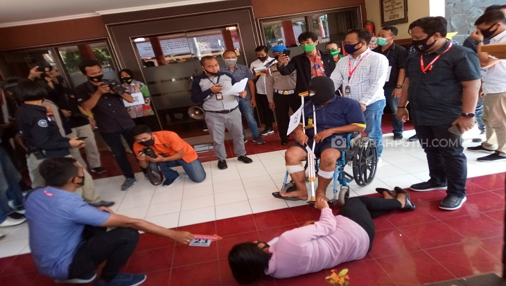 Henry Taryatmo (41) pelaku pembunuhan satu keluarga jalani rekontruksi di Mapolres Sukoharjo, Kamis (27/8). (MP/Ismail)
