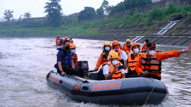 Susur Sungai Bengawan Solo Bersama Gibran, Ganjar Soroti Masalah Sampah dan Limbah