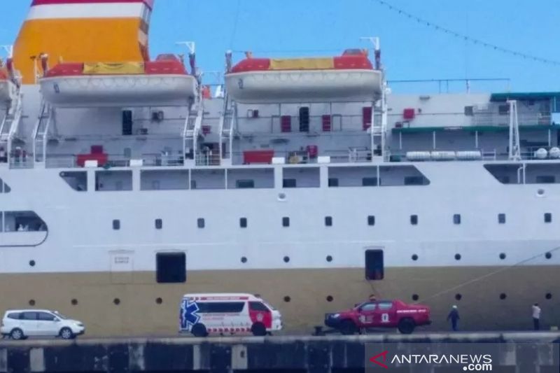 Aktivitas pelayaran salah satu Kapal PT Pelni saat merapat di dermaga pelabuhan. ANTARA