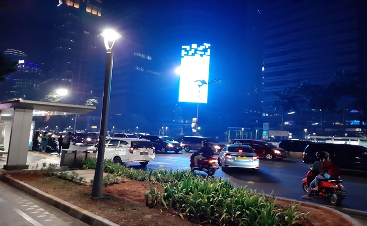 Lalu lintas di jalan Jenderal Sudirman praktis lumpuh