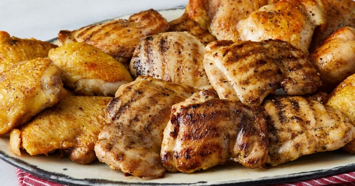 Dada ayam memiliki 170 gram kalori. (Foto: EatingWell)