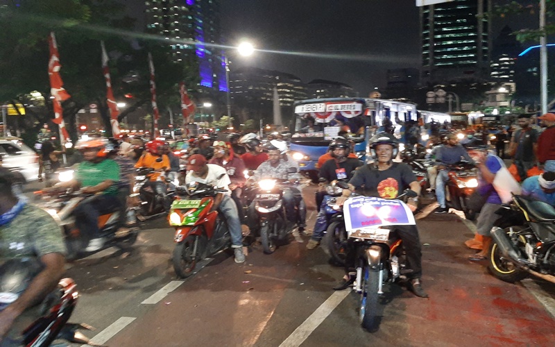 Para mahasiswa dan elemen masyarakat asal Papua dibawa ke Kantor LBH Jakarta