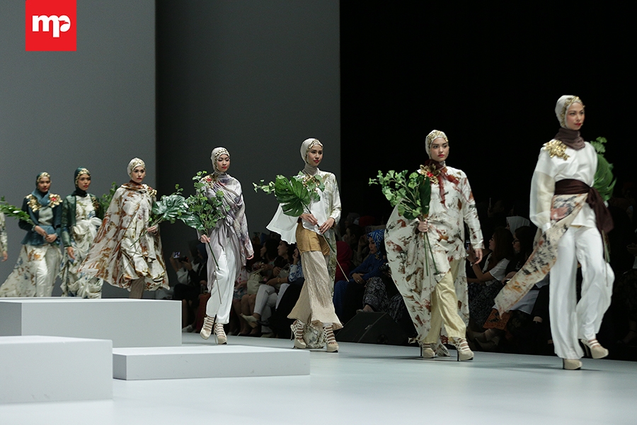 Koleksi Busana Terbaru Dian Pelangi di IFW 2017