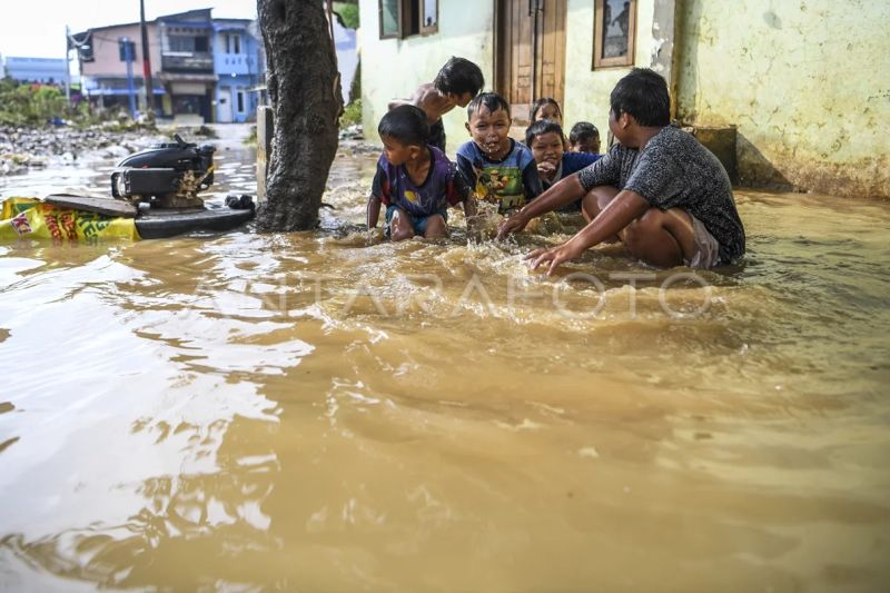 Jakarta Timur Diterjang Banjir, Belasan RT Terendam Hingga 1 Meter