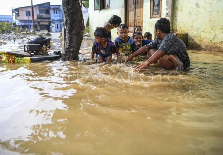 Jakarta Timur Diterjang Banjir, Belasan RT Terendam Hingga 1 Meter