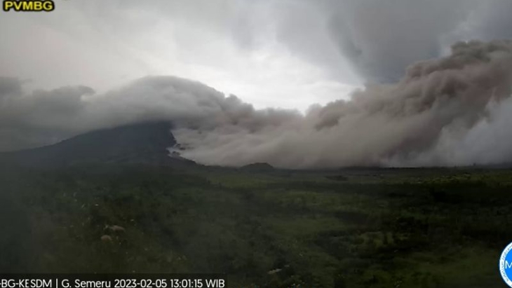 Gunung Semeru Luncurkan Awan Panas Sejauh 6 Km