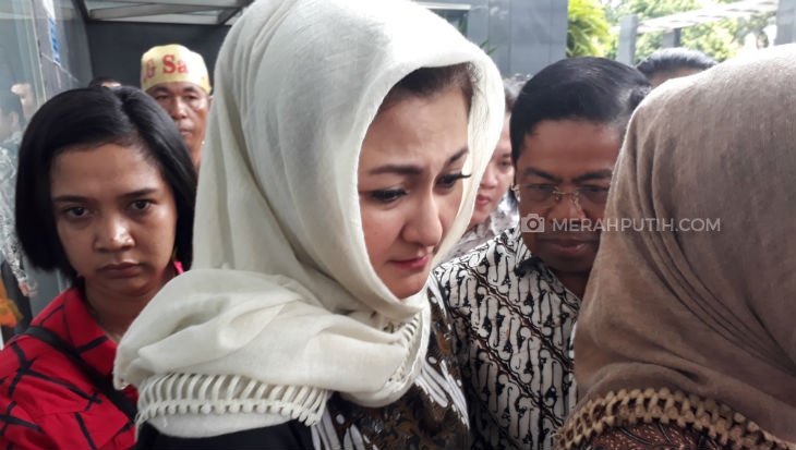 Wanita Berparas Cantik Ini Setia Dampingi Setnov Selama Sidang