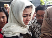 Wanita Berparas Cantik Ini Setia Dampingi Setnov Selama Sidang