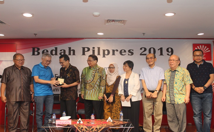 Waketum Harris Chandra memberikan Cinderamata kepada Muhamad  Najib