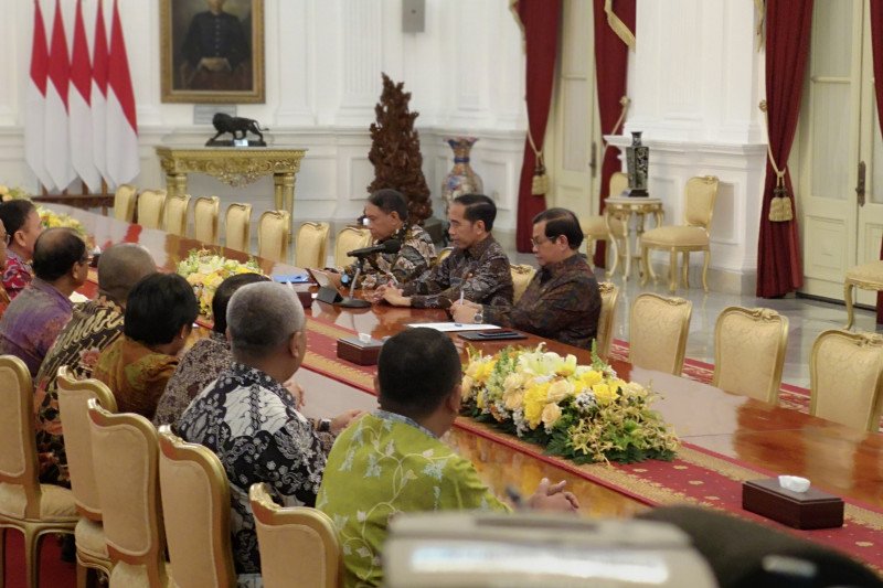 Presiden Jokowi menerima pengurus PSSI 2019-2023 di Istana Merdeka Jakarta (Agus Salim)