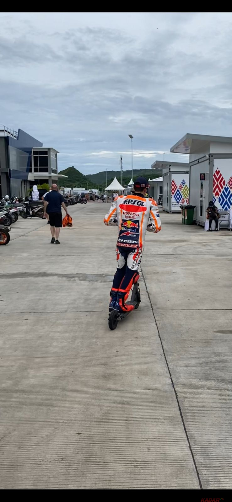 Marc Marquez meluncur ke motor home yang hanya berjarak 8 meter menggunakan skuter listriknya. (Foto: MP/ Kukuh)