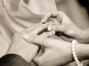 Sah! MK Putuskan Karyawan Boleh Menikahi Teman Sekantor