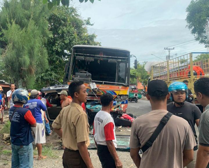 Kecelakaan lalu lintas antara Bus PO Vs dua minibus terjadi Jalan Solo-Purwodadi tepatnya di Desa Kacangan, Kecamatan Sumberlawang, Sragen, Jawa Tengah, Kamis (11/11). (MP/Ismail)