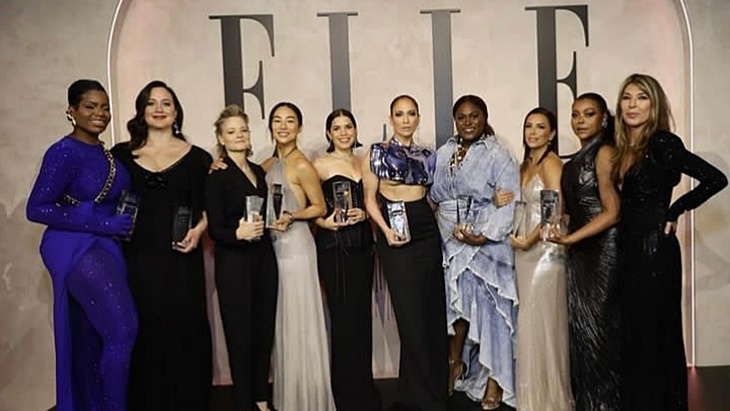 JLo Kenakan Breastplate di Karpet Merah di Women in Hollywood Awards ELLE 2023