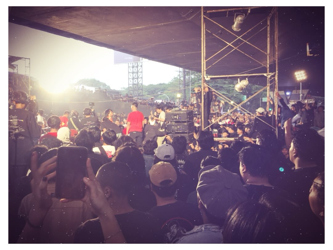 Dongker perkenalkan album Melankolia Radikal di bawah Jembatan Pasupati