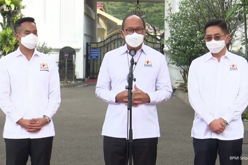 Ketua Umum Kadin Rosan P Roeslani (tengah) bersama dua Caketum Kadin Arsjad Rasjid (kanan) dan Anindya Bakrie saat memberikan keterangan pers secara virtual di Komplek Istana Presiden, Jakarta, Senin (28/6/2021). ANTARA/Rangga Pandu Asmara Jingga
