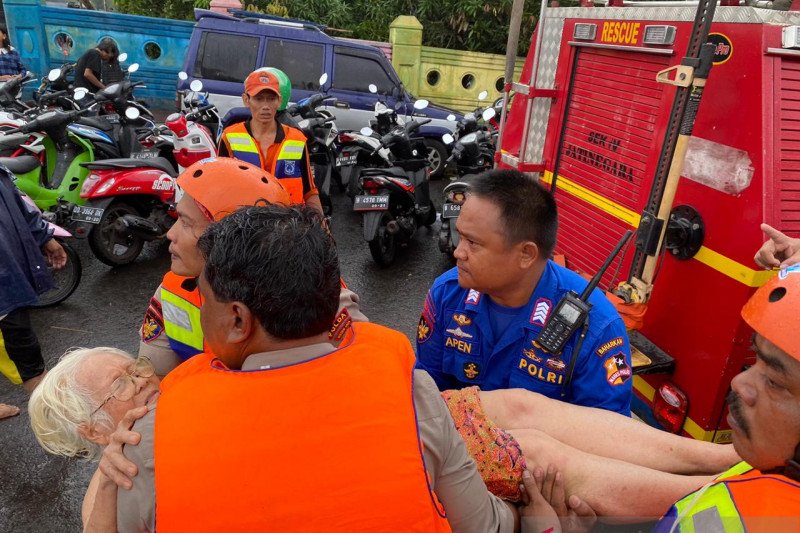 Anggota gabungan Korpolair Baharkam Polri dan Polda Metro Jaya mengevakuasi salah seorang orang tua warga terdampak banjir di Cipinang Melayu, Jakarta Timur, Rabu (1/1). (ANTARA/HO/Korpolair Baharkam Polri)