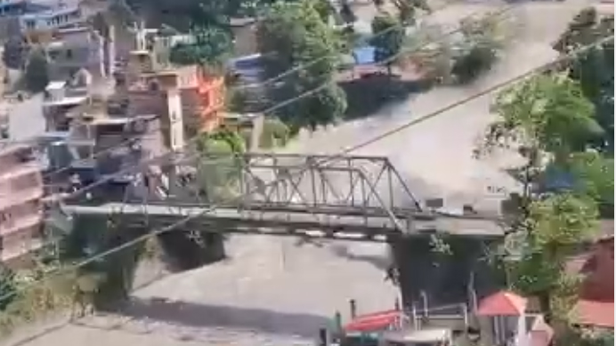 Banjir Bandang Terjang Nepal, Jalan, Jembatan, dan Proyek Pembangkit Listrik Rusak