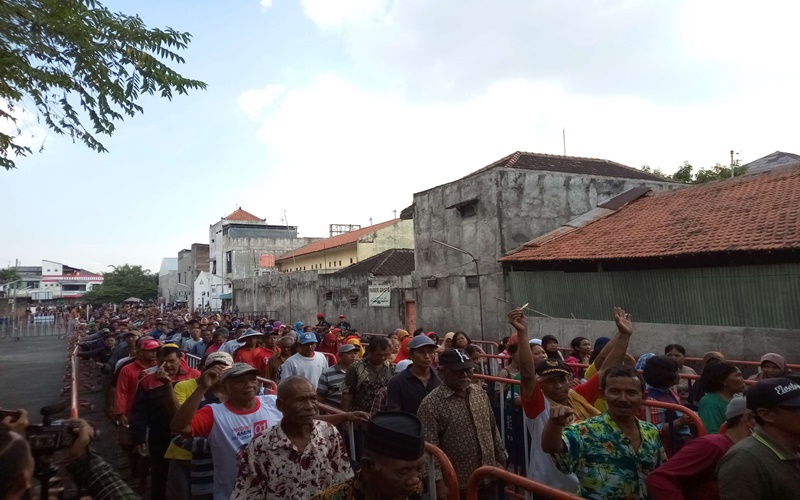 Warga antri untuk bersalaman dengan Presiden Jokowi
