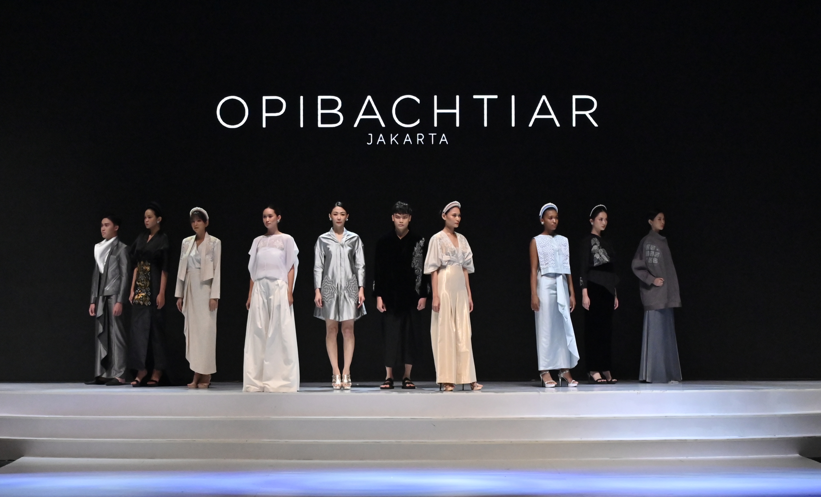 Koleksi Enlightenment Opi Bachtiar Sajikan Kemewahan Sulam Karawo