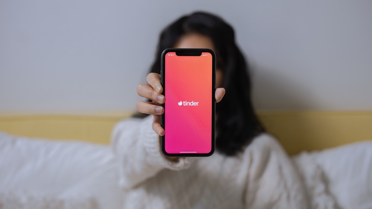 Tinder Buat Kamus Kencan untuk Pecahkan Kode Bahasa Gen Z
