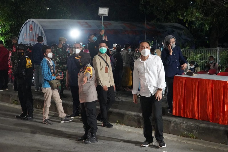 Wali Kota Surabaya di Suramadu. (Foto: Antara)