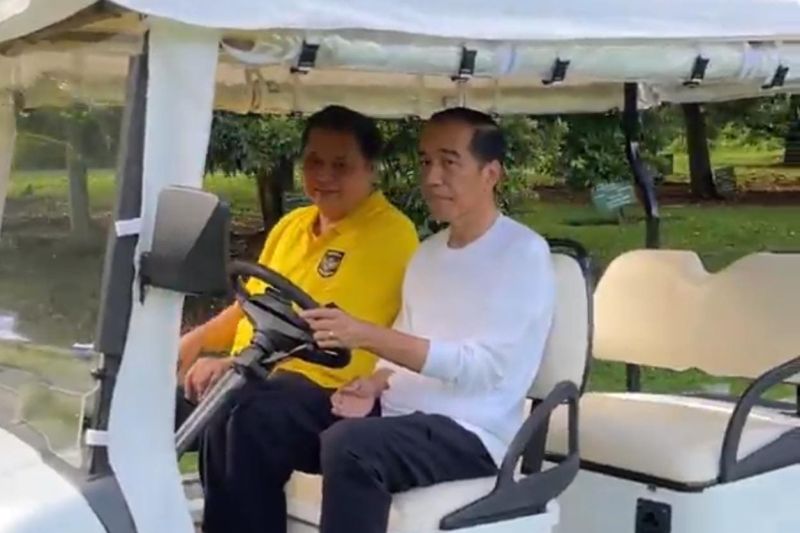 Menerka Makna Jokowi Olahraga dan Sarapan Pagi Bareng Ketum Golkar