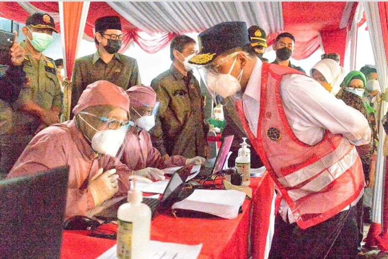 Menteri Perhubungan Budi Karya Sumadi meninjau langsung lokasi kegiatan vaksinasi massal yang diperuntukan bagi masyarakat umum, pekerja transportasi, dan pelajar di Kabupaten Purworejo. Foto: Kemenhub