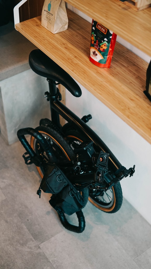 Tiba-tiba semua jadi jualan Brompton. (Foto unsplash/Aviv Rachmadian)