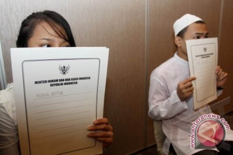 Dokumentasi - Dua narapidana anak menunjukkan surat Remisi oleh Kementerian Hukum dan Hak Asasi Manusia di Jakarta, Selasa (23/7). (Foto Antara/Dhoni Setiawan)
