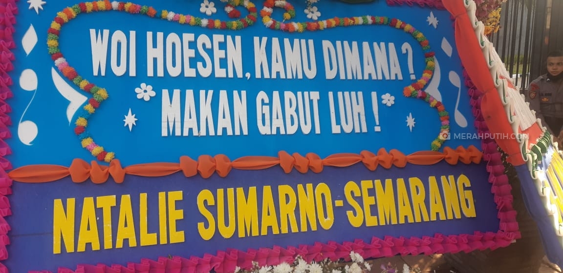 Minta Keadilan, Korban Danareksa Kirim Karangan Bunga ke PN Jakpus