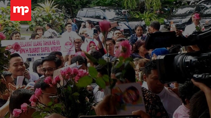 Warga Geruduk Balai Kota: Selamat Ulang Tahun Pak Djarot