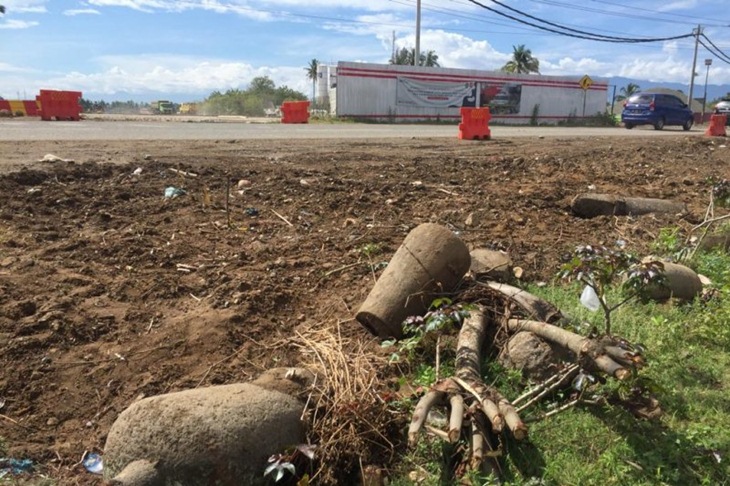 Batu nisan yang diduga peninggalan Kesultanan Aceh Darussalam ditemukan di lokasi pembangunan jalan tol Sigli-Banda Aceh, kawasan Kajhu, Aceh Besar, Rabu (10/2/2021). (ANTARA/Khalis)