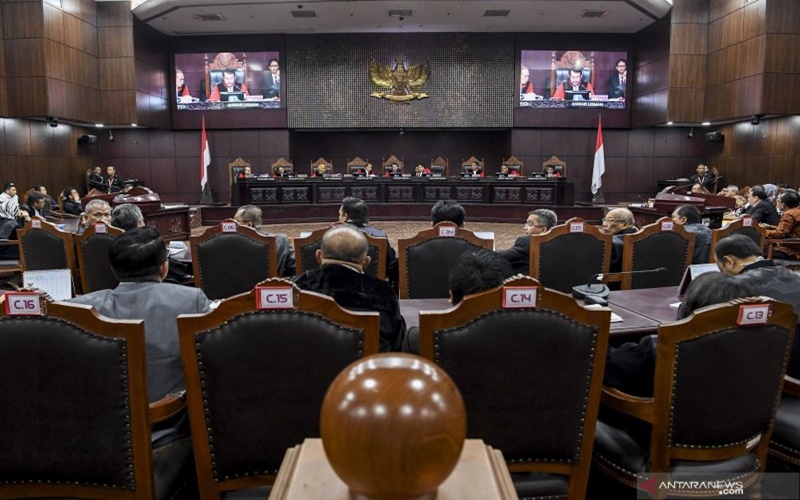 Suasana sidang MK dengan agenda mendengarkan keterangan saksi 