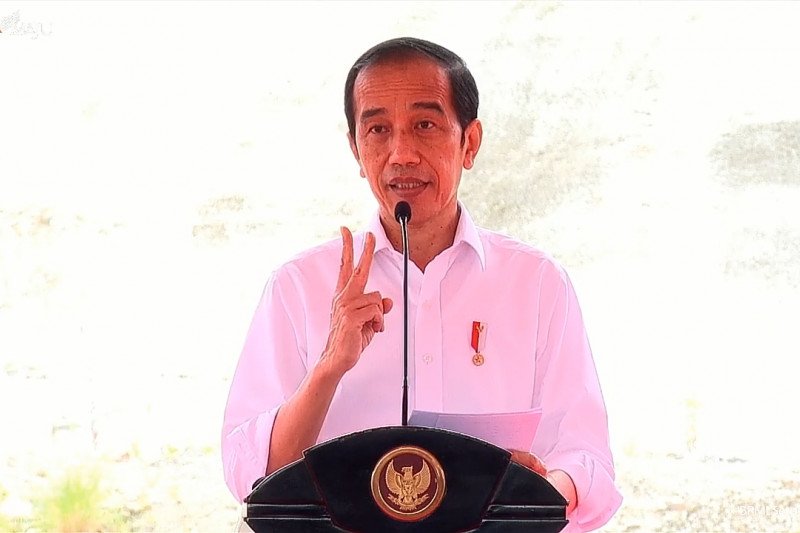 Presiden RI Joko Widodo saat meresmikan secara langsung beroperasinya Bendungan Tukul di Pacitan, Jawa Timur, Minggu. (Rangga Pandu Asmara Jingga)