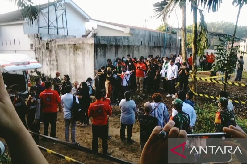 Keluarga almarhum Brigadir Pol Yushua di makam sebelum pembongkaran.(ANTARA/Nanang Mairiadi)