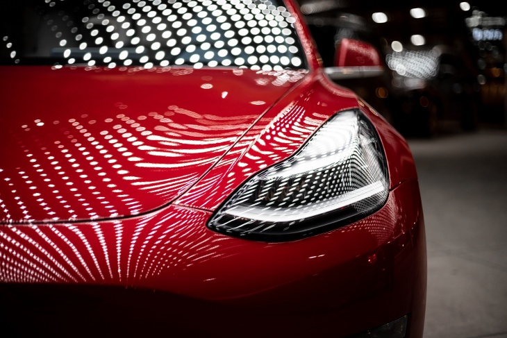 Tesla Tulis Ulang Software Kendaraannya Akibat Kelangkaan Chip