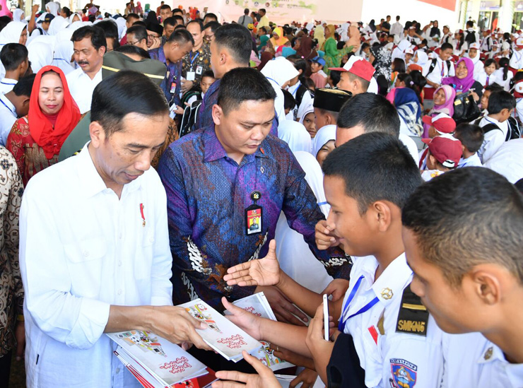 Kunjungi Tapanuli Tengah, Presiden Jokowi Bagikan Sembilan Sepeda 