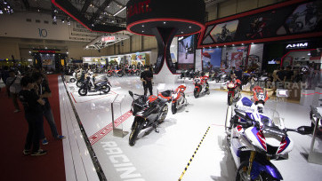 Antusias Pencinta Otomotif  dalam Ajang Indonesia Motorcycle Show (IMOS) 2024