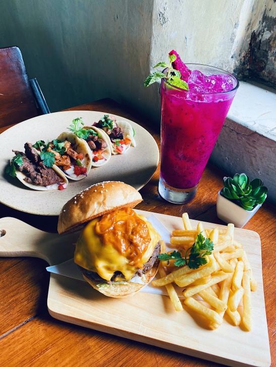 Taco, Brisket Burger, dan LYMA dragon kult.  (Foto MP/Shenna)
