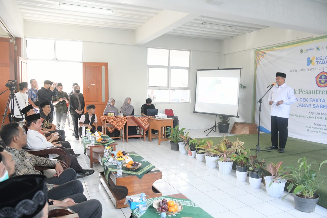 Pesantren dan Santri Tidak Terlindungi dari Bahaya Hoaks