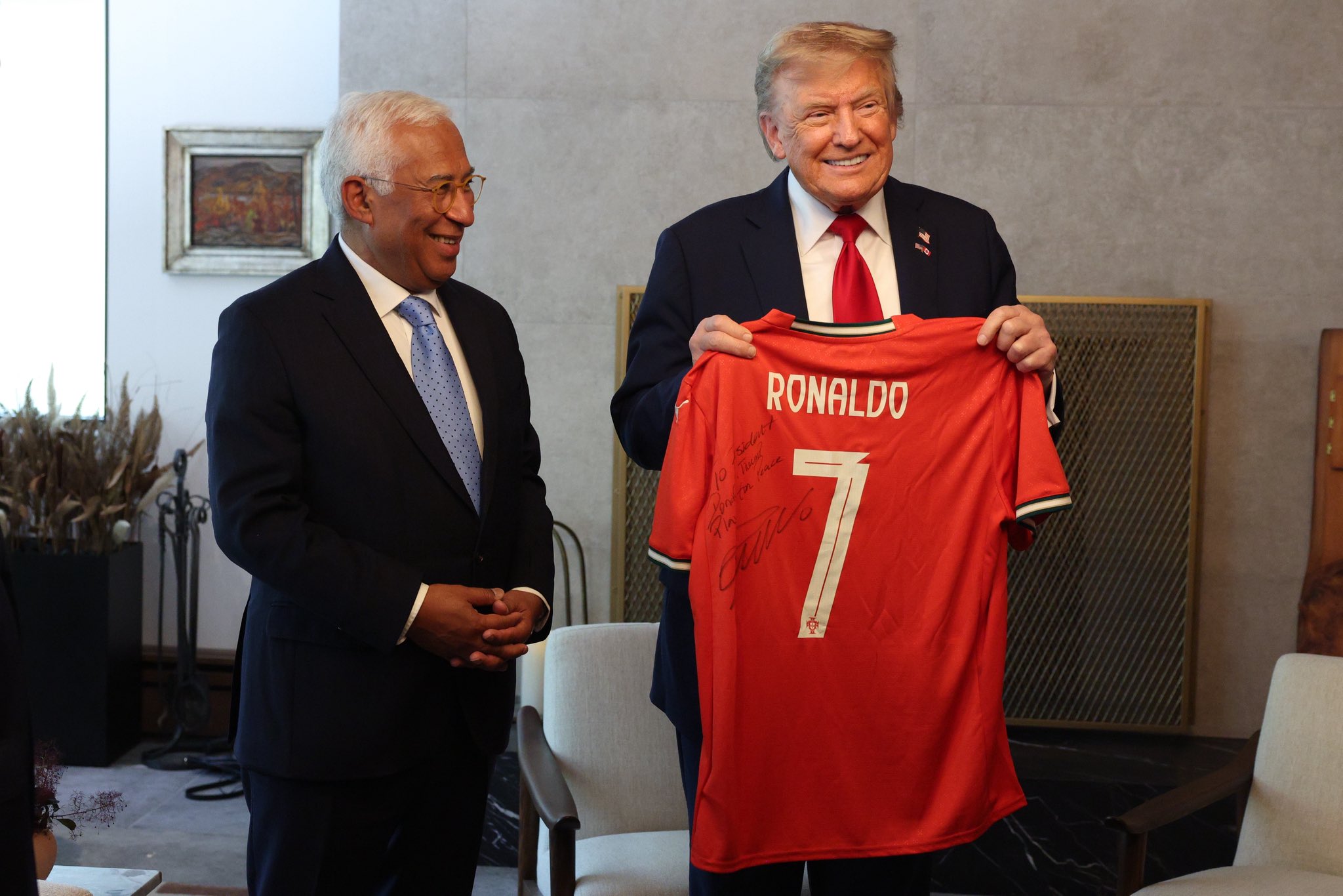 Donald Trump Dapat Jersey dari Cristiano Ronaldo, Ada Pesan Khusus