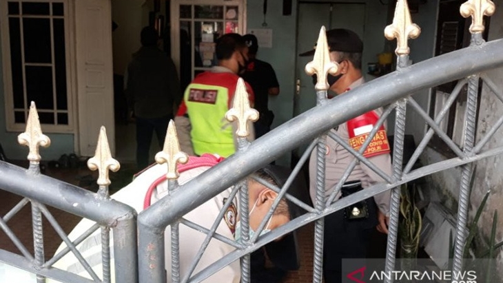 Suasana rumah terduga teroris yang diamankan Densus 88 Antiteror Polri di Pasar Rebo, Jakarta, Jumat (9/4/2021). ANTARA/Yogi Rachman