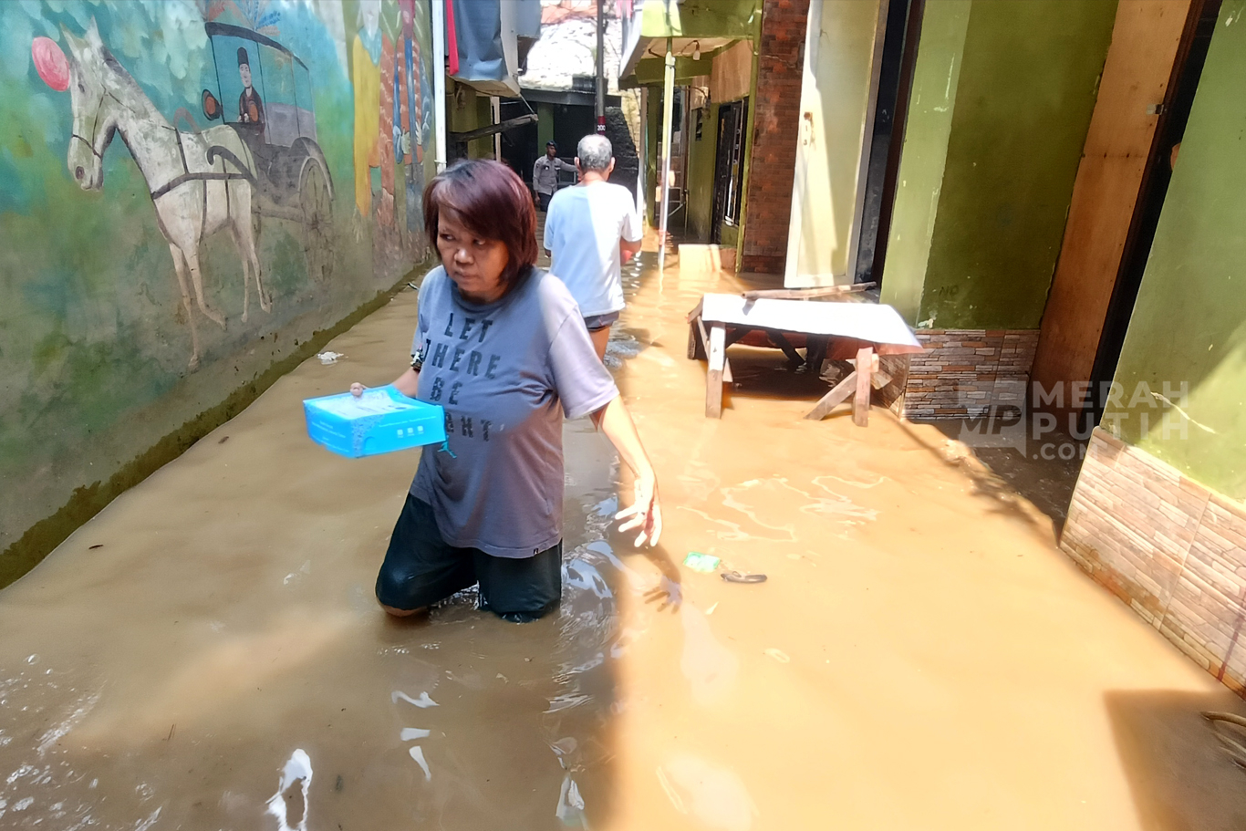 Aktivitas Warga saat Banjir Genangi Pemukiman Penduduk di Kebon Pala Jakarta