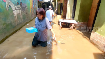 Aktivitas Warga saat Banjir Genangi Pemukiman Penduduk di Kebon Pala Jakarta