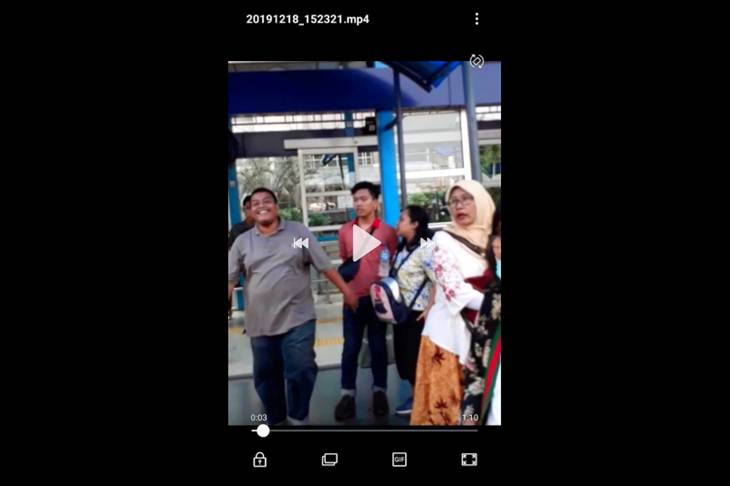 Pria berbaju abu-abu melakukan pemukulan terhadap wartawan harian Republika di dalam bus Trasnjakarta Koriden 6C, jurusan Rawamangun, Rabu (18/12/2019) (ANTARA/HO-Rizky Suryarandika)