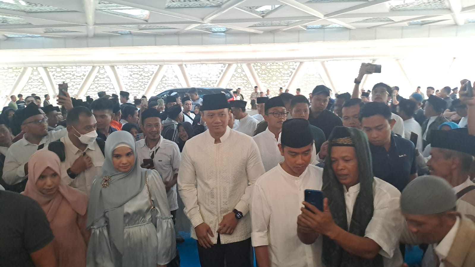 Istri Mantan Ketua MK dan Adik Jokowi Ikut Kampanye Gibran