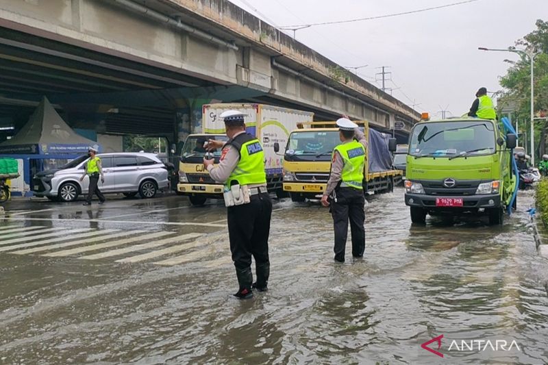 Banjir di Puri Kembangan Bikin Emosi, Pengendara Adu Mulut Hingga Cekcok Akibat Macet Parah dan Jalan Tol Ditutup