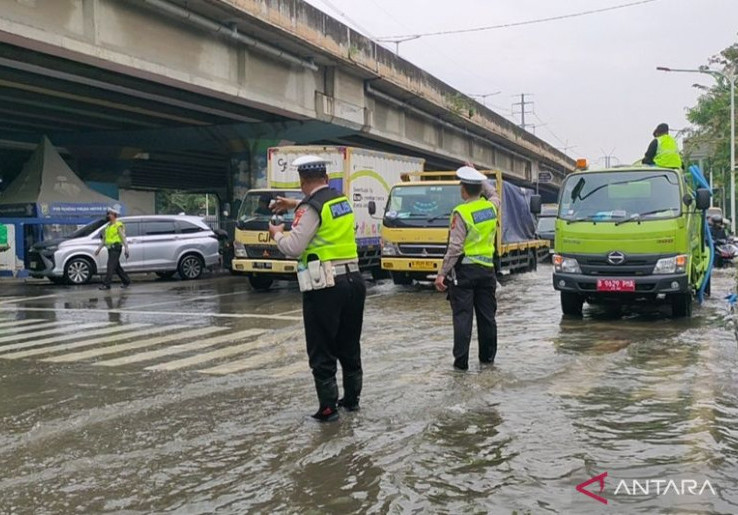 Banjir di Puri Kembangan Bikin Emosi, Pengendara Adu Mulut Hingga Cekcok Akibat Macet Parah dan Jalan Tol Ditutup